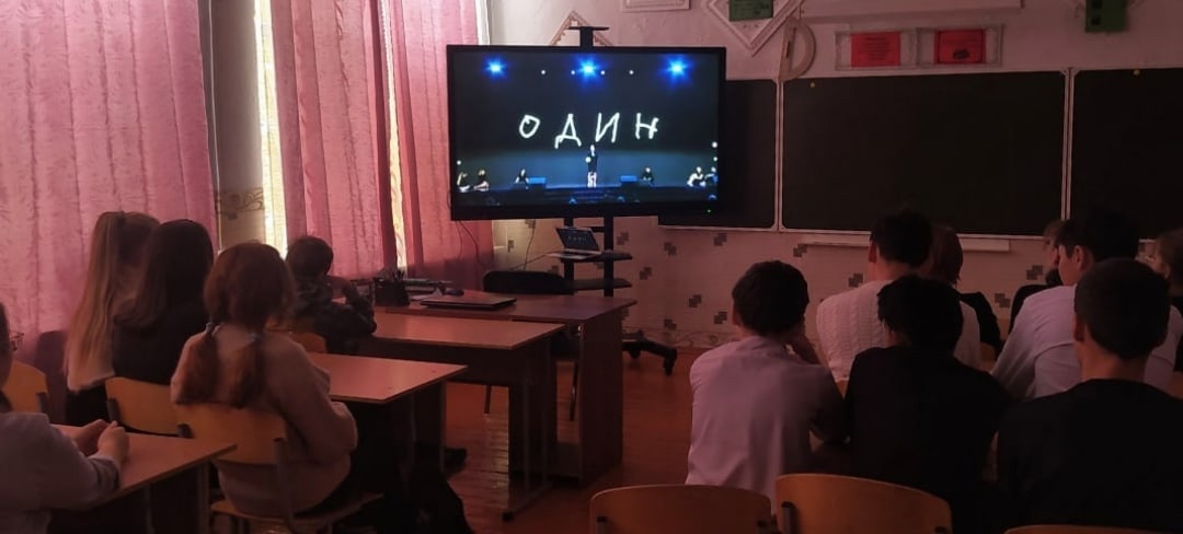 Спектакль-дискуссию «Один».